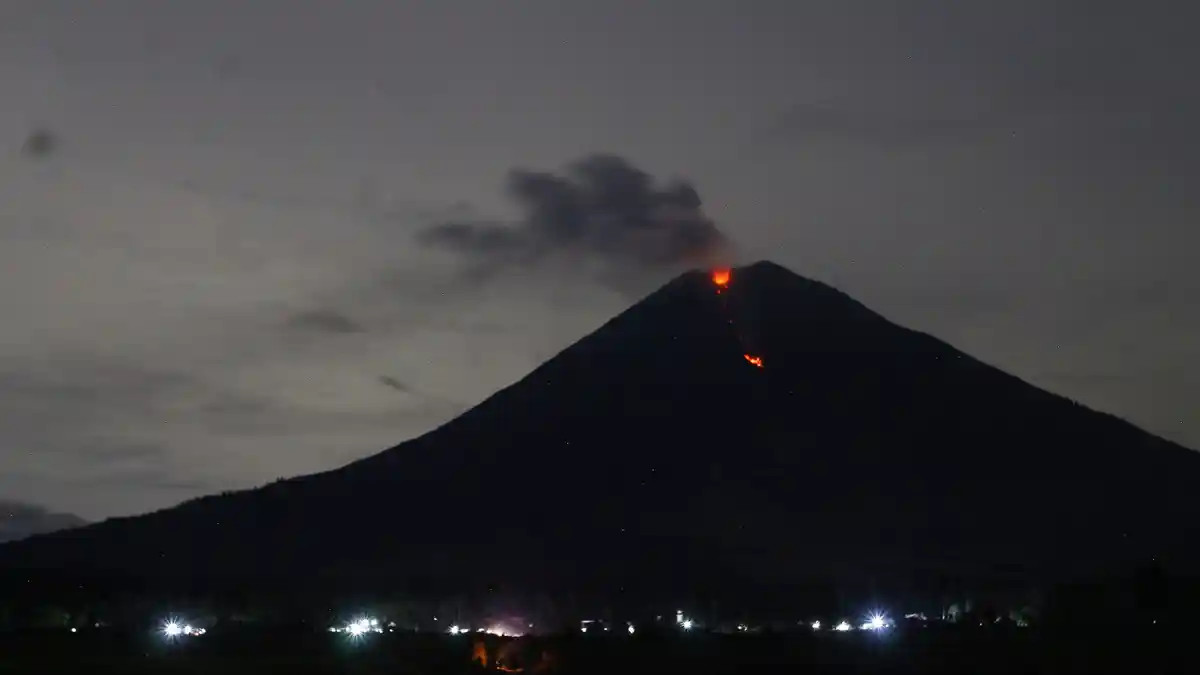 Gunung Semeru Erupsi Malam Ini, Status Waspada Siaga Level III