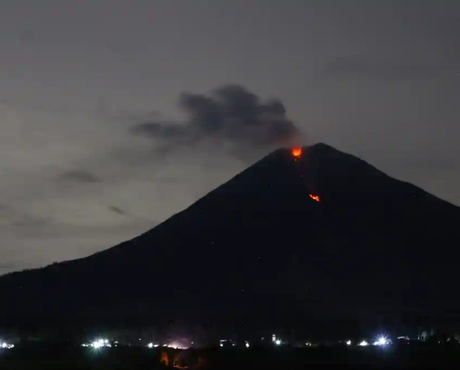 Gunung Semeru Erupsi Malam Ini, Status Waspada Siaga Level III